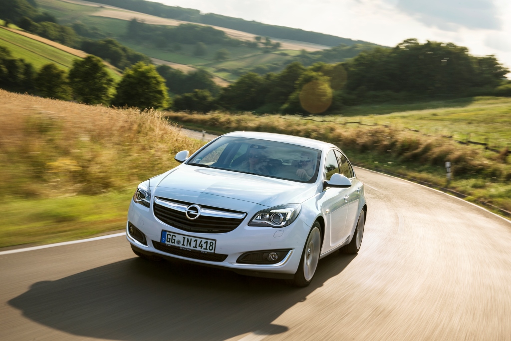 Opel Insignia je nyní po faceliftu. Roman Macháček ocenil především jízdní vlastnosti a komfort cestování.