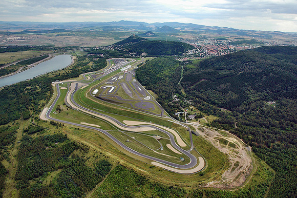 Mostecký autodrom je pro školení bezpečné defenzivní jízdy nejlépe vybaveným areálem u nás