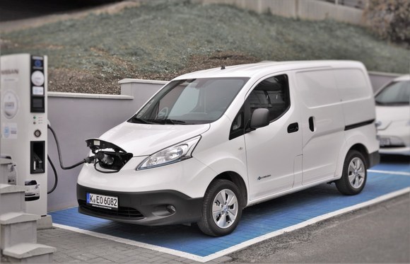 Zákazníci na Nissan stále víc pohlížejí jako na specialistu přes elektromobily. Nissan eNV200 pohání stejný pohon jako leaf. 
