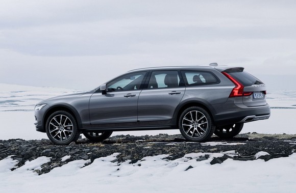 Oproti běžnému modelu V90 je Cross Country do terénu vybaveno znatelně vyšší světlou výškou (+66 mm)