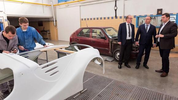 Franz Pommer, Vratislav Strašil a Milan Chylík (zleva) při prohlídce Integrované střední školy dopravní v Brně