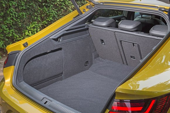 Zavazadlový prostor je skvěle přístupný díky rozměrnému zadnímu víku, které se vyklápí stejně, jako u liftbacku. 