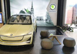 V Plzni najdete první digitální showroom Škoda