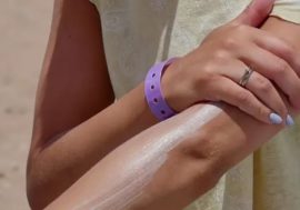 Opalovací krémy mohou poškodit váš vůz