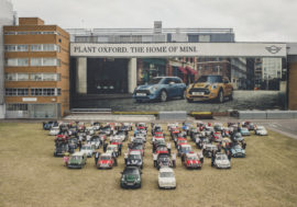 Z výrobní linky v Oxfordu sjel desetimiliontý automobil