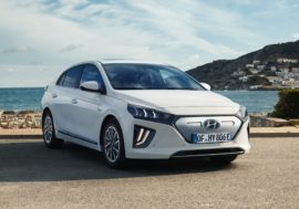 Řidiči se stále bojí bezpečnosti elektromobility, jaké předsudky v nich přežívají?