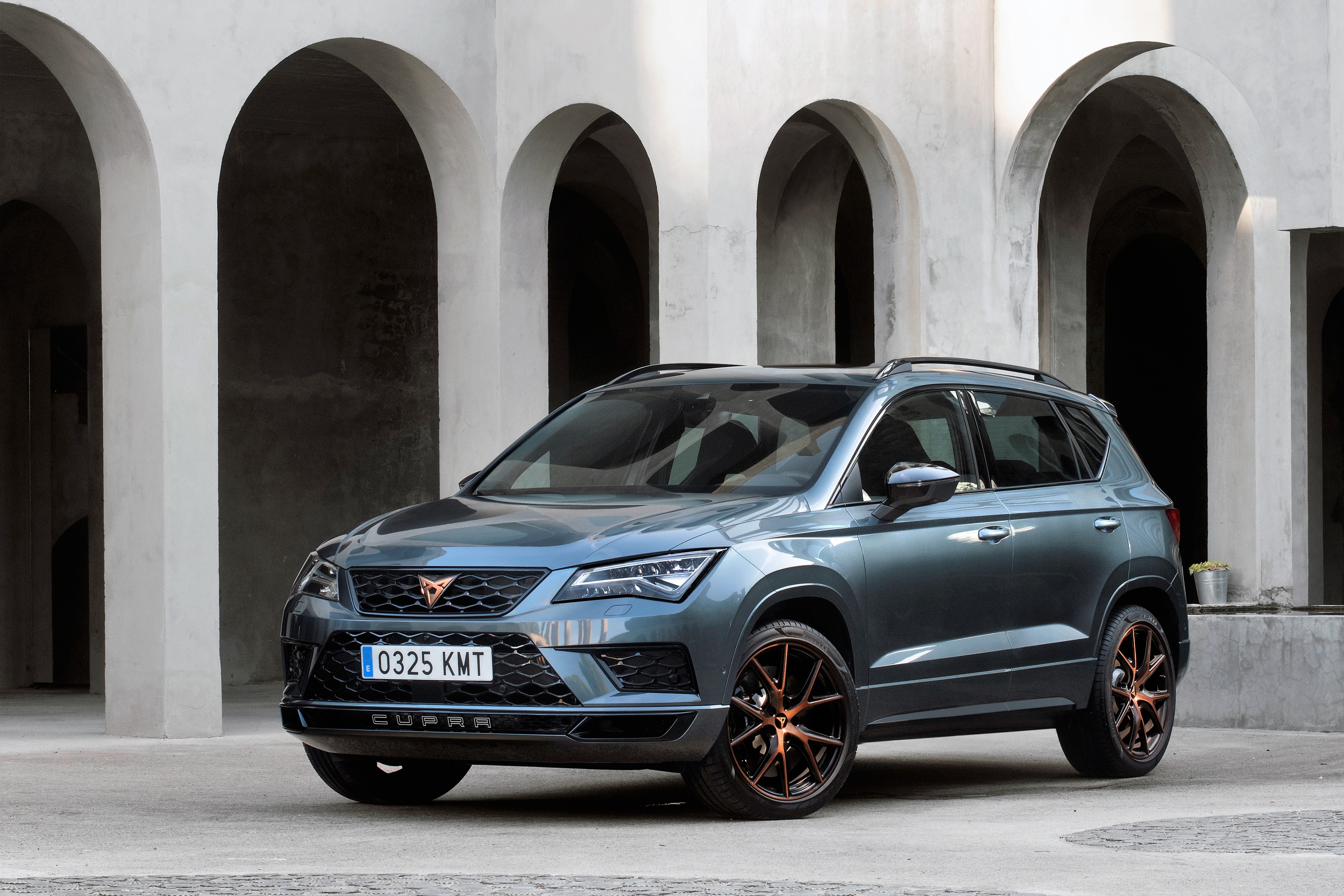 CUPRU Ateca pohání dvoulitrový čtyřválec o výkonu 221 kW. Z 0 na 100 km/h zvládne za 5,2 s.