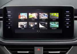 Proč Škoda Auto sází na hlasovou asistentku?