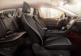 Ford vyvinul potahy sedadel schopné dobíjet mobilní telefon