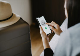 Trendem nakupování je vybrat na internetu, prověřit osobně