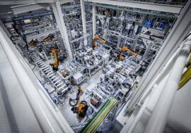 Mercedes-Benz podporuje lokální výrobu baterií