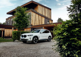 BMW posiluje bezemisní modely novou iX3