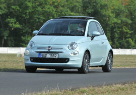 Boj o hybridní Fiat 500 startuje. Zbývají jen skladovky, dál bude pouze elektrický