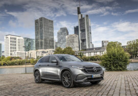 Mercedes-Benz posílí palubní nabíječku modelu EQC