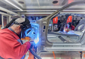 Automobilový průmysl se po loňském propadu zotavuje