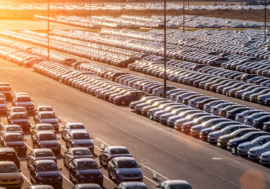 Firmy a domácnosti se zadlužují hlavně kvůli automobilům