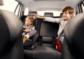 Správný zasedací pořádek v autě rozhoduje při nehodě o přežití posádky