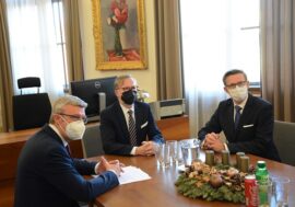 Nová vláda slibuje 200 km dálnic a rychlejší vlakové spoje