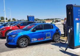 Třetina čerpacích stanic OMV je vybavena nabíječkami od PRE. Nyní elektrifikovala další na D1
