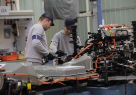 Nahlédněte do zákulisí výroby baterií. Do budoucna bude po odborných montérech poptávka