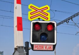 Řidiči pozor, první přejezd v ČR má automatický záznam přestupků. Jízda na červenou bez pokuty nezůstane