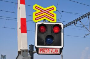 Řidiči pozor, první přejezd v ČR má automatický záznam přestupků. Jízda na červenou bez pokuty nezůstane