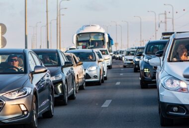 Sněmovna podpořila zrušení automatické valorizace. Ceny zůstanou stejné