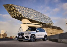 Vodíkové BMW iX5 Hydrogen vyjíždí na silnice. Potenciální klienti budou mít poprvé možnost jej vyzkoušet v reálném provozu