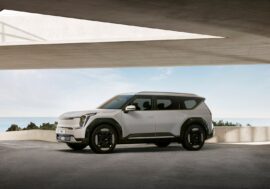 Kia koncem března odhalí největší elektrické SUV. Nyní uvolňuje první detaily i fotografie bez maskování