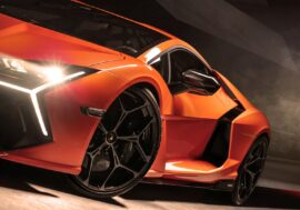 První plug-in hybridní Lamborghini Revuelto obouvá pneumatiky  Bridgestone