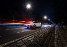 Hyundai Ioniq 6 nabízí jako první automatickou komunikaci s nabíječkou