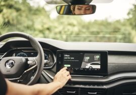 e-shop Škoda Auto je dostupný přímo z vozu. Čekají na vás speciální produkty a slevy