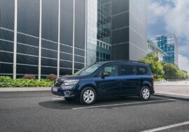 Renault Kangoo nabízí prodlouženou verzi. Uveze sedm cestujících, bude na baterky, ale i se spalovákem