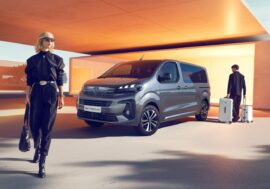 Peugeot E-Traveller je připraven na komerční i soukromý život. Technikou nepatří jen do města