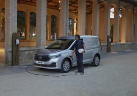 Nový Ford Transit Connect poprvé nabízí plug-in hybrid i velký diesel. Uvnitř je prostorný a pohodlný