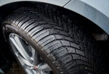 Pět let a dost? Kdy se z vašich pneu stává tichá hrozba?