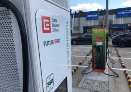 Na čerpacích stanicích KM-Prona vyrostou nové nabíječky od ČEZu. Nyní hlavně kolem dálnice D10