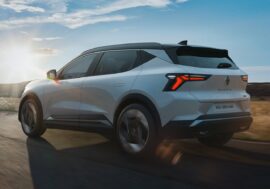 Renault Scenic E-Tech je Autem roku 2024. Pro automobilku je to sedmé vítězství v historii