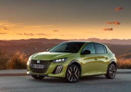 Peugeot E-208 dostal prodloužený dojezd a nově může svou energii sdílet ke šlechetným účelům