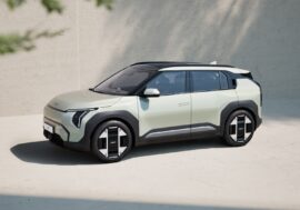 Kia EV3 potrápí konkurenci špičkovou výbavou a esy v rukávu, které v segmentu zatím nikdo nenabízí. Uvnitř si odpočinete jako v obýváku