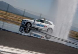 Kia pořádá kurzy bezpečné jízdy na špičkovém polygonu se slevou. I vy se můžete stát lepším řidičem pod vedením profesionálů