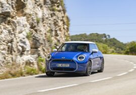 Mini Cooper SE má stylový paket pro milovníky modré barvy