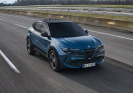 Alfu Romeo Junior Veloce není radno podceňovat. Dynamikou se průkazně vyrovná vozům vyššího segmentu