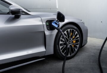 Rozpálené auto ničí baterie. Kritická je hranice 50 °C