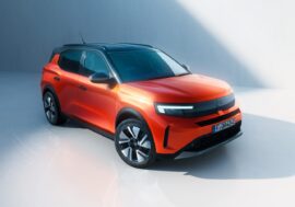 Opel Frontera uveze více cestujících, než je obvyklé. Výbavou v segmentu vyniká