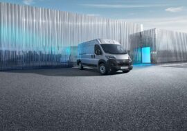 Peugeot Boxer uveze těžké náklady i specifické nástavby. Diesel koupíte ve třech výkonech (ceník uvnitř)