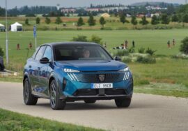 Elektromobily Peugeot E-3008 a E-5008 ujedou v segmentu rekordní vzdálenost. Na trase dlouhé 1000 km ušetří celou jednu zastávku