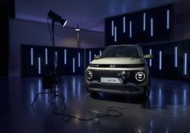 Nejmenší elektrický Hyundai  vstupuje na český trh se zajímavou cenou a lákavým operákem. Výbavu zdědil z velkých bratrů