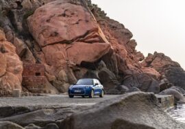 Pětidveřové MINI má pěkně peprný motor a pevný podvozek. Interiér připomíná galerii moderního umění