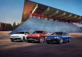 Volkswagen rozšiřuje akční řadu People o dynamickou linii R-Line. Švihácký oblek se slevou téměř 80 000 Kč obléká většina modelů